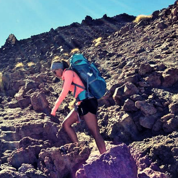 Alida beim Wandern in Teneriffa - Auf dem Weg hoch zum Teide, dem höchsten Berg in Spanien