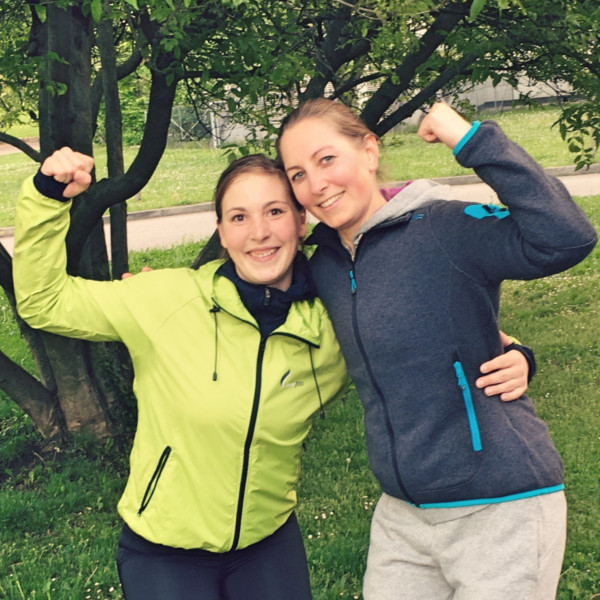 Outdoor Trainerin Nicole (links) zusammen mit Bettina (rechts) nach einem everfits Outdoor Training in Stuttgart
