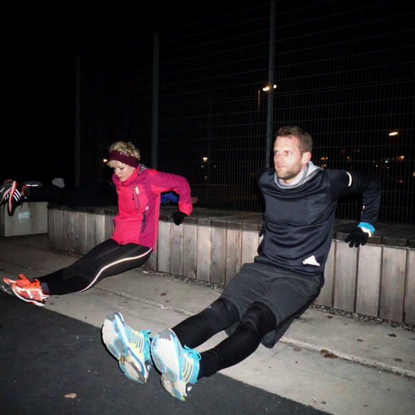 Outdoor Fitness Ganzkörpertraining mit der Übung Dips