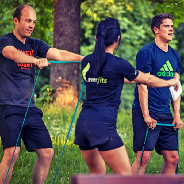 Outdoor Training mit dem Powerband für starke Arme