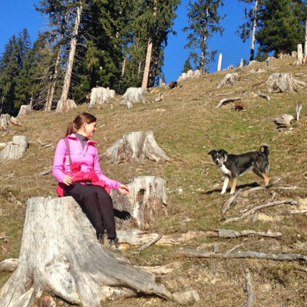 Gerit mit ihrem Hund beim Wandern