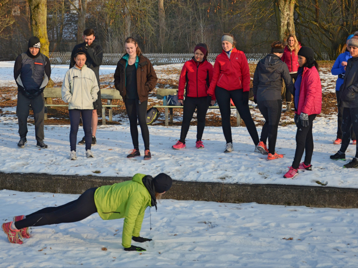 Outdoor Training Nürnberg in der Gruppe Fitness Trainer Mona macht die Liegestütze (engl. Push up) vor