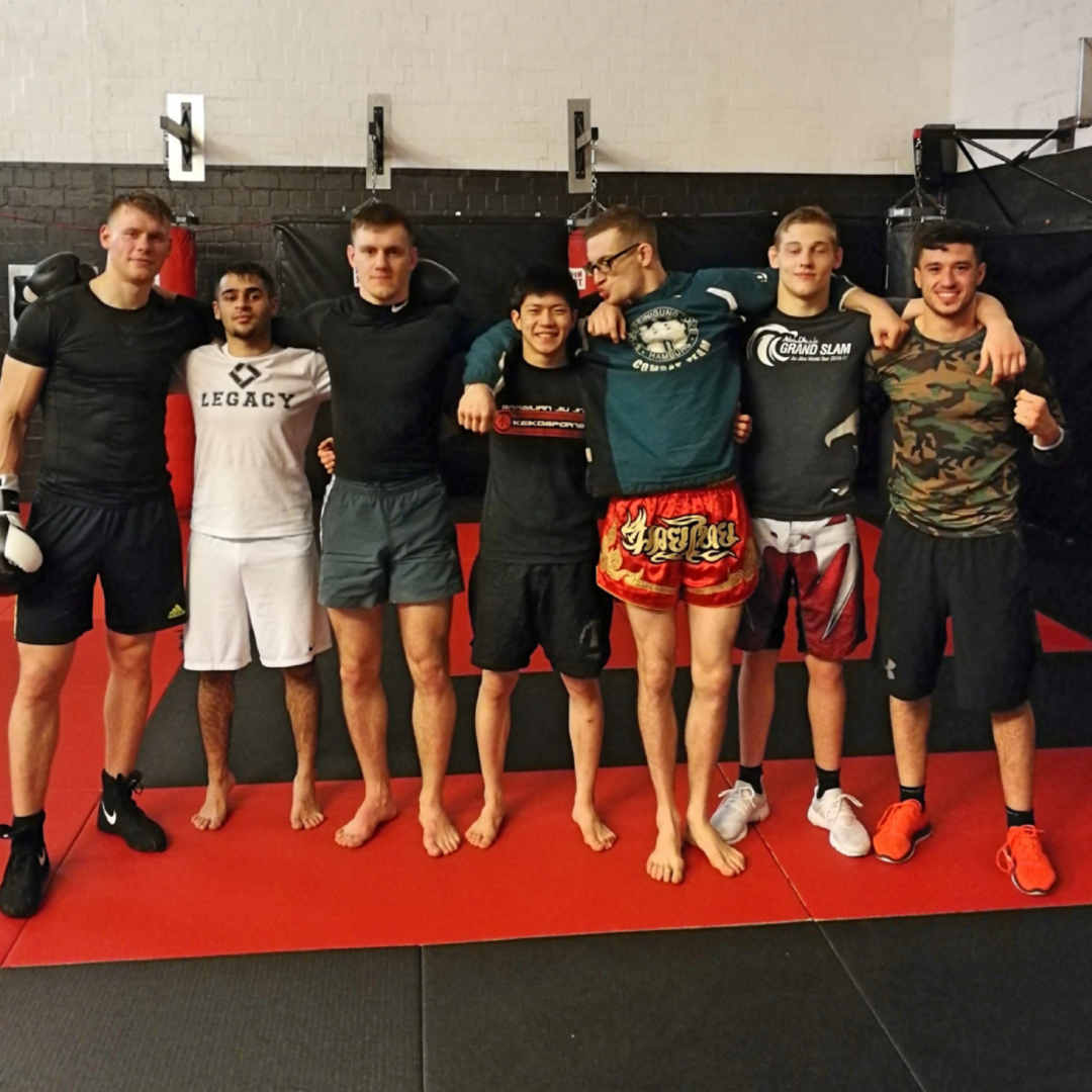 everfits Trainer Hien beim Kickboxen.