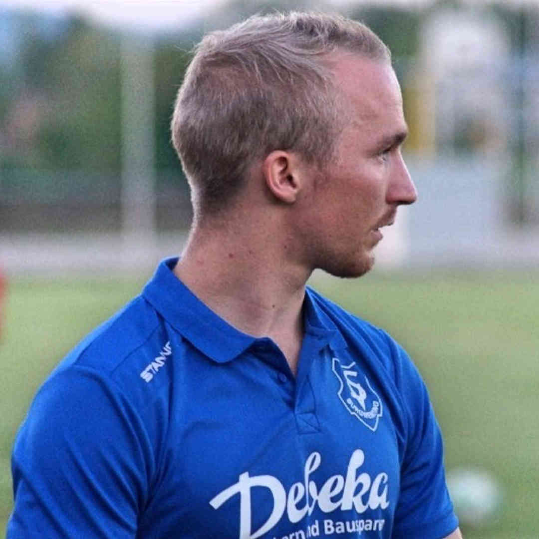 Lorenz bei seinem Hobby dem Fußballspielen.