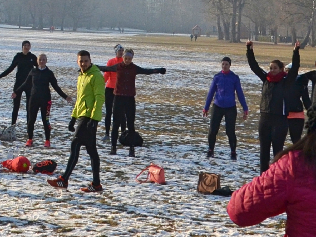 Outdoor Training Nürnberg im Winter - Warm-up mit Hampelmänner