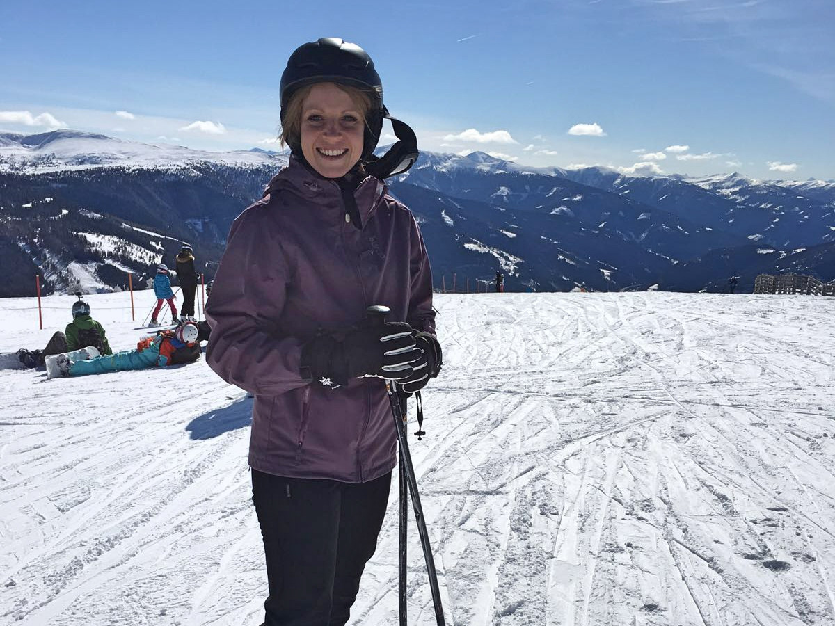 Outdoor Trainer Mona beim Skifahren