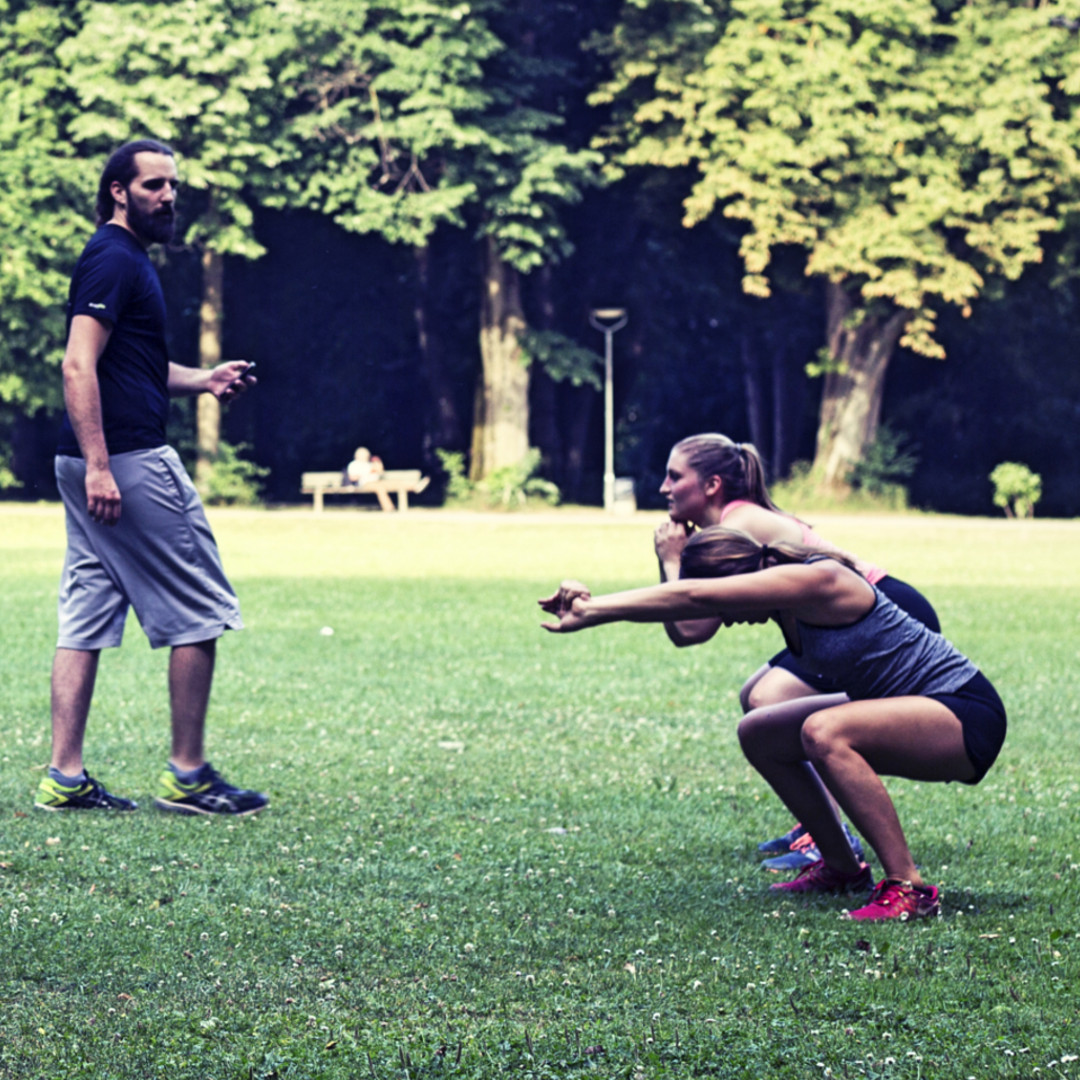 Korrektur der Kniebeuge durch den everfits Fitnesstrainer Korrektur der Kniebeuge durch den everfits Fitnesstrainer