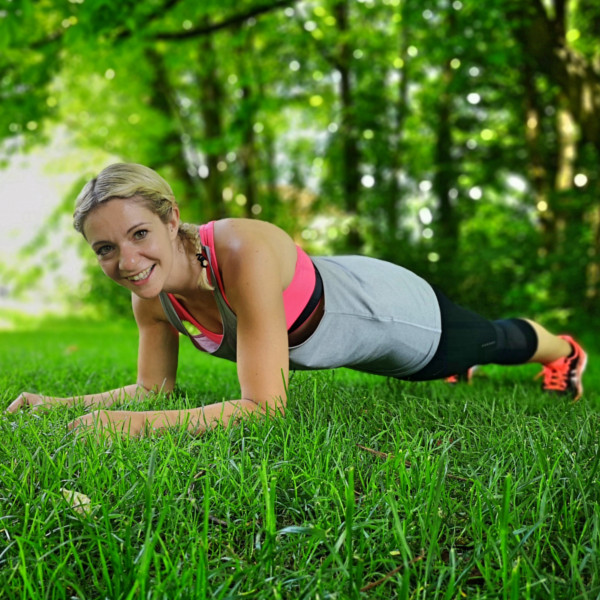 Ganzkörper Training durch den Unterarmstütz (engl. Plank) Ganzkörper Training durch den Unterarmstütz (engl. Plank)
